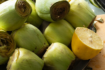 Alcachofas y limón, preparados para cocinarlos.
