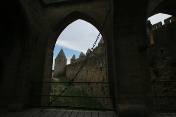 Les remparts de la cité médiévale de Carcassonne en France avec une chaîne à l'avant-plan