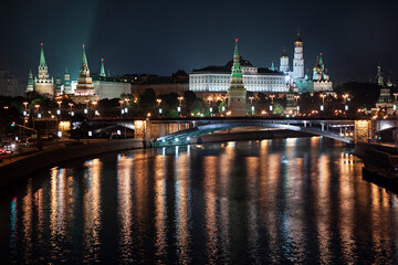 Paisaje urbano nocturno de Moscú, Rusia.