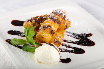 Crispy banana with ice cream