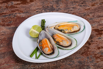 Half mussels with lime and pepper