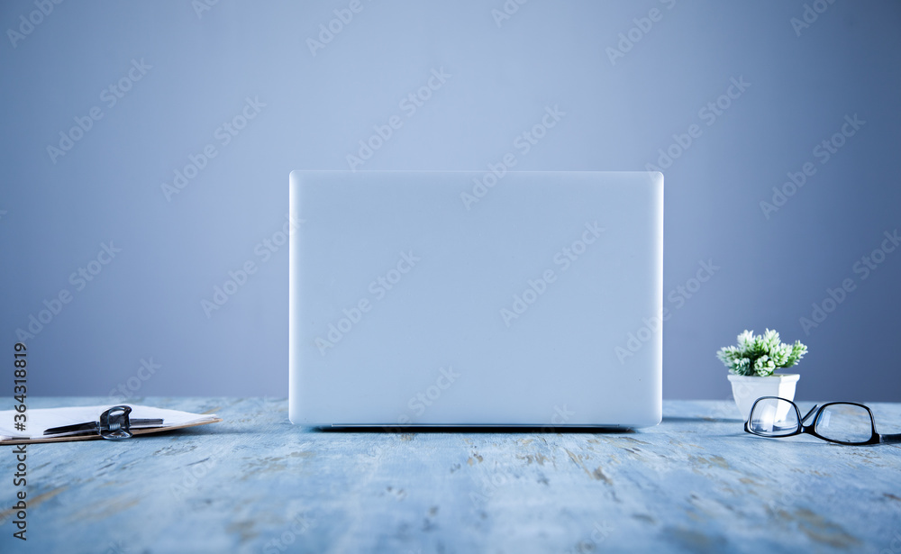 Aufkleber computer and document on table