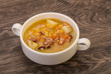 Pea soup with smoked ribs