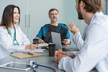 Obraz premium Medical Team Discussing Treatment Options With Patients. Team of doctors having a meeting in the meeting room.