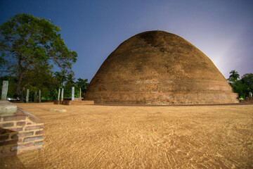 ancien temple  bouddhiste en brique dit Stupa dagoba au coucher du soleil au Sri Lanka