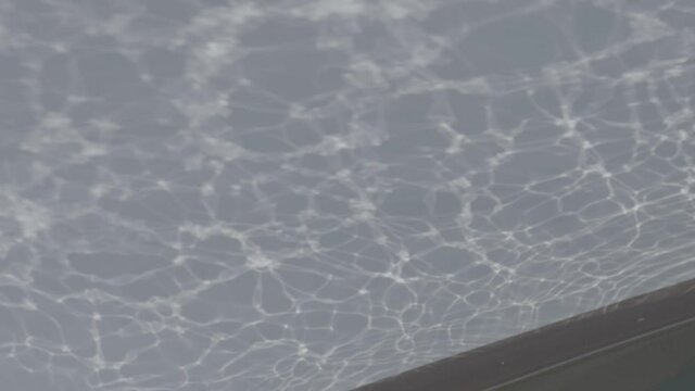 Riflessi dell'acqua su barca