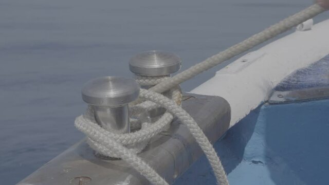 Marinaio tira fune in barca