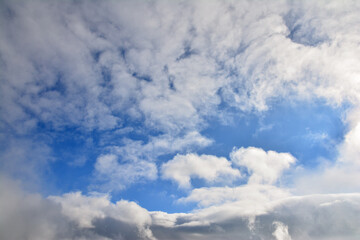 夏の青空、踊る白い雲。A clear blue & clouds from the northern alps.