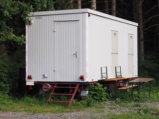 Baustellenwagen bietet Arbeitern Platz für Ruhepausen
