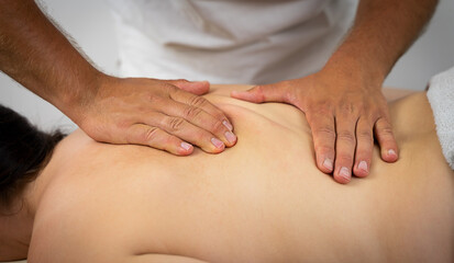 Fototapeta na wymiar Physiotherapie durch Massage bei einer Frau.