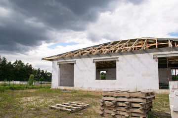 Budowa domu mieszkalnego. © shake_pl