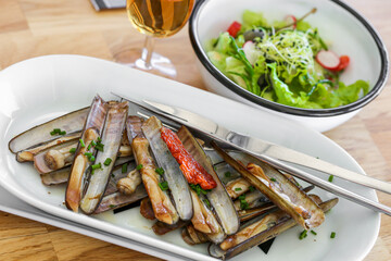 couteaux de mer cuisiné à l'ail et au persil