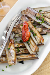 couteaux de mer cuisiné à l'ail et au persil