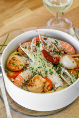 plat de pâtes (linguines) aux saint-jacques poêlées et langoustines