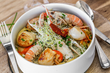 plat de pâtes (linguines) aux saint-jacques poêlées et langoustines