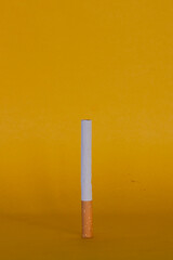 cigarro fundo amarelo