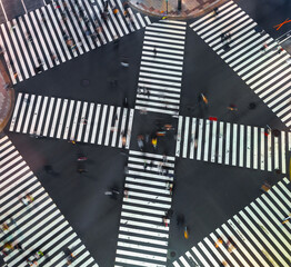 Fototapeta premium Traffic and people cross a busy intersection in Ginza, Tokyo