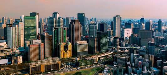 Naklejka premium Widok z lotu ptaka na centrum miasta Osaka, Japonia w pobliżu zachodu słońca