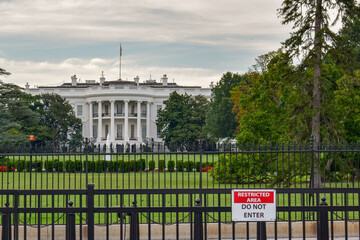 Obraz premium The White House in Washington, D.C with a 