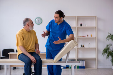 Obraz premium Old patient visiting young male doctor