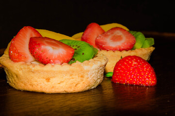 Delicioso postre de fresa, kiwi y durazno