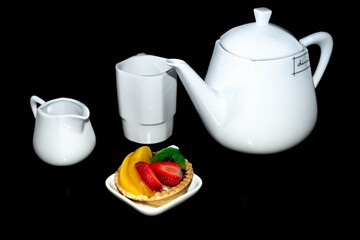 Bonita de presentación de hora del te con postre.