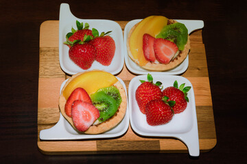 Deliciosa combinación de frutas y postres.