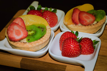 Deliciosa combinación de frutas y postres.