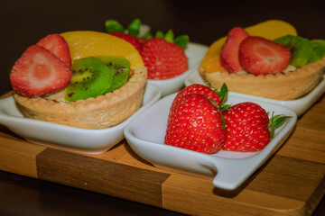 Deliciosa combinación de frutas y postres.