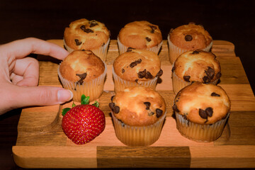 Mujer tomando un postre