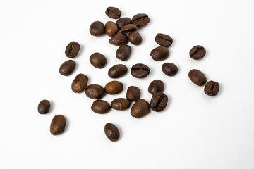 Naklejka premium Drewniana łyżka z brązowymi ziarnami pszenicy w środku na na białym tle. Owies żytni jęczmień. Widok z góry. Zbliżenie. Baner na stronę internetową