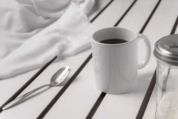 taza de café sobre mesa blanca