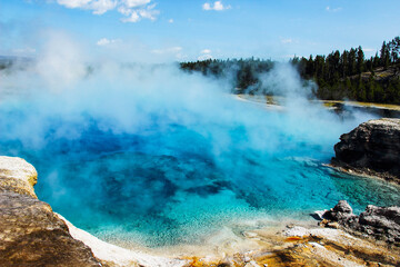 Fototapeta na wymiar sapphire coloured geyser lake of yellowstone