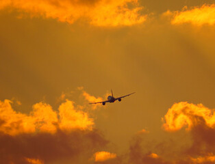 Céu com avião no pôr do sol