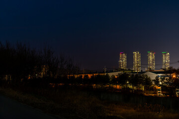 Obraz premium Night view of tall apartment buildings