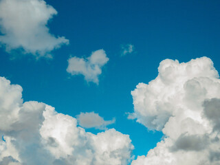 cielo azul con nubes grandes y bancas