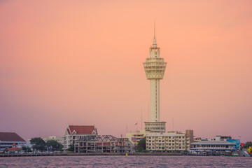 Obraz premium Riverfront view of Samut Prakan city hall with new observation tower and boat pier. Samut Prakan is at the mouth of the Chao Phraya River on Gulf of Thailand.