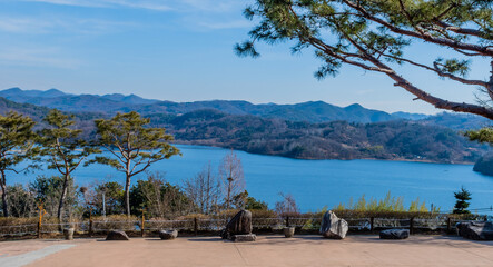 Large boulders in front of lake.