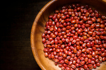 木製の器の中の大納言小豆