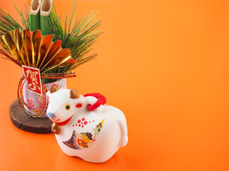 【2021・丑年 年賀状向け画像】丑の正月飾りの写真素材