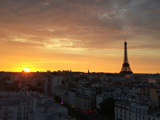 Fototapeta na wymiar Paris skyline with an impressive Eiffel Tower in the sunrise.