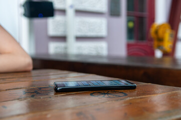 phone with an open messenger lying on the table
