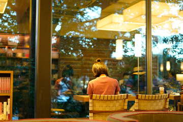 カフェ、本屋、女性後ろ姿