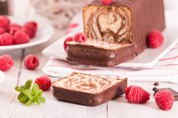 Marble cake with raspberries.
