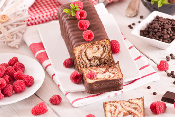 Marble cake with raspberries.
