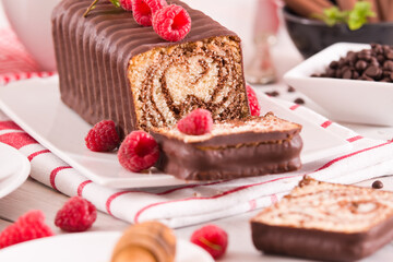 Marble cake with raspberries.
