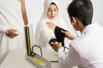Obraz premium muslim medical checkup before hajj or umrah with doctor