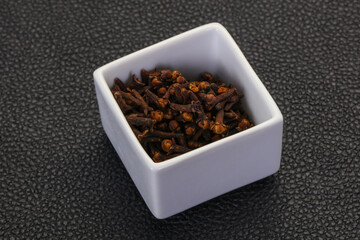 Dry clove seeds