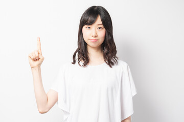 ポイントを指し示す若い女性