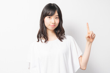 ポイントを指し示す若い女性